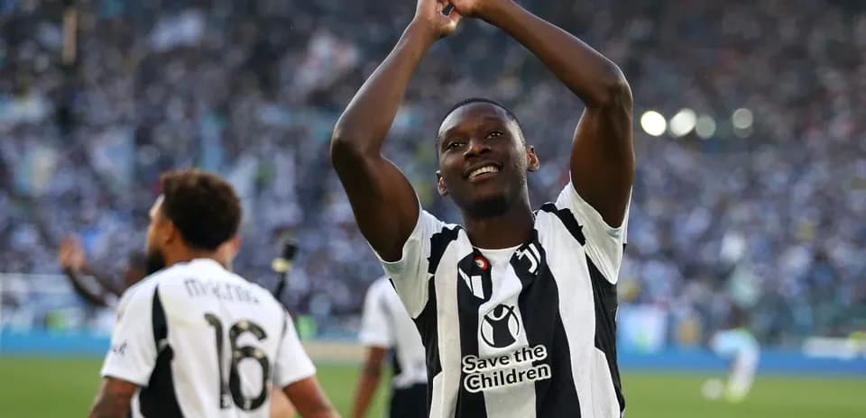 Jugador celebrando con aficionados en el estadio