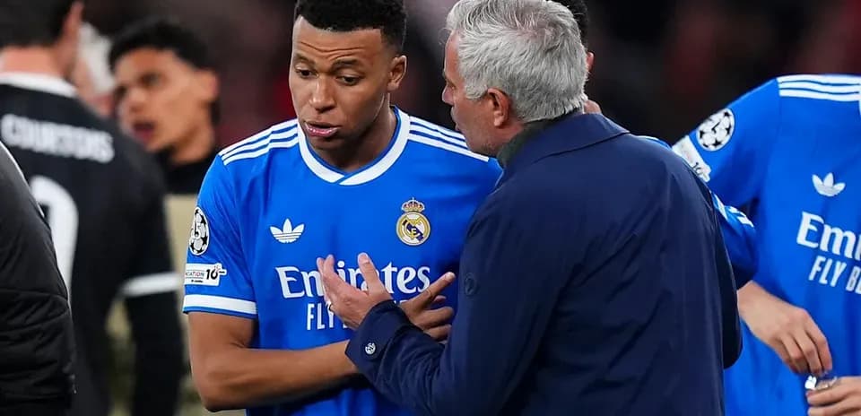 Entrenador hablando con jugador de Real Madrid