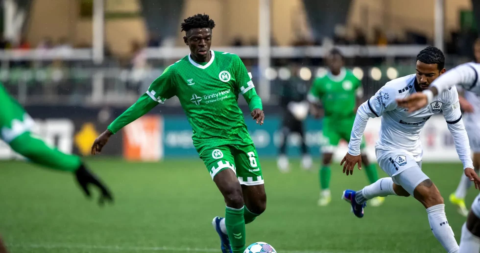 Jugador del NY Cosmos en acción contra Hartford Athletic