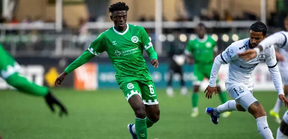 Jugador del NY Cosmos en acción contra Hartford Athletic