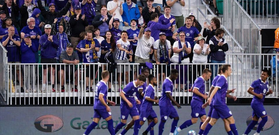 Aficionados de Louisville City FC animando al equipo