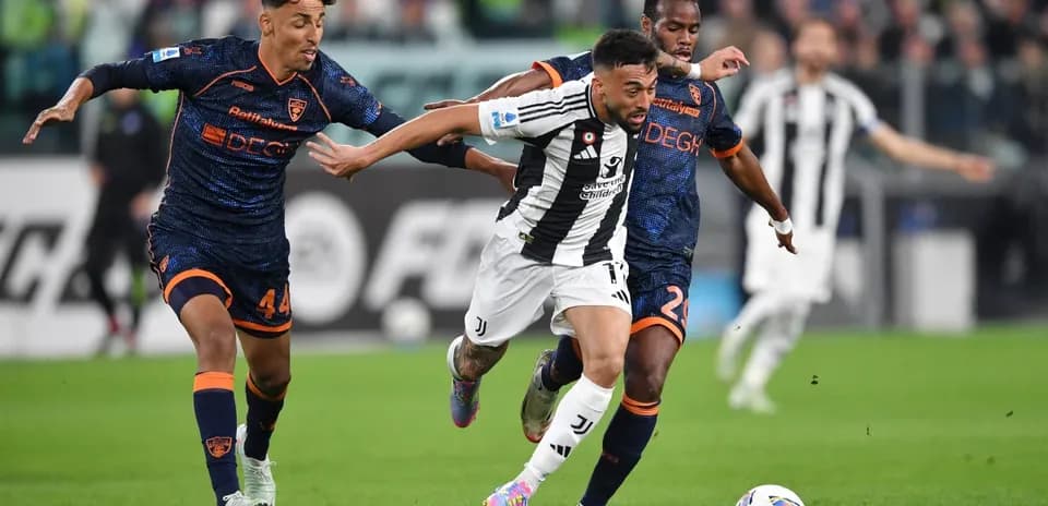Jugador de Juventus escapando de dos defensores de Lecce