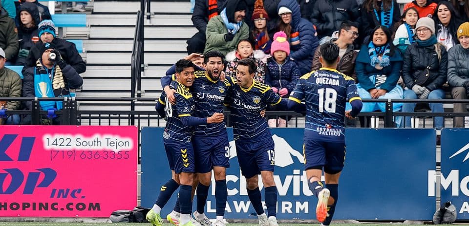 Jugadores celebrando un gol en el partido