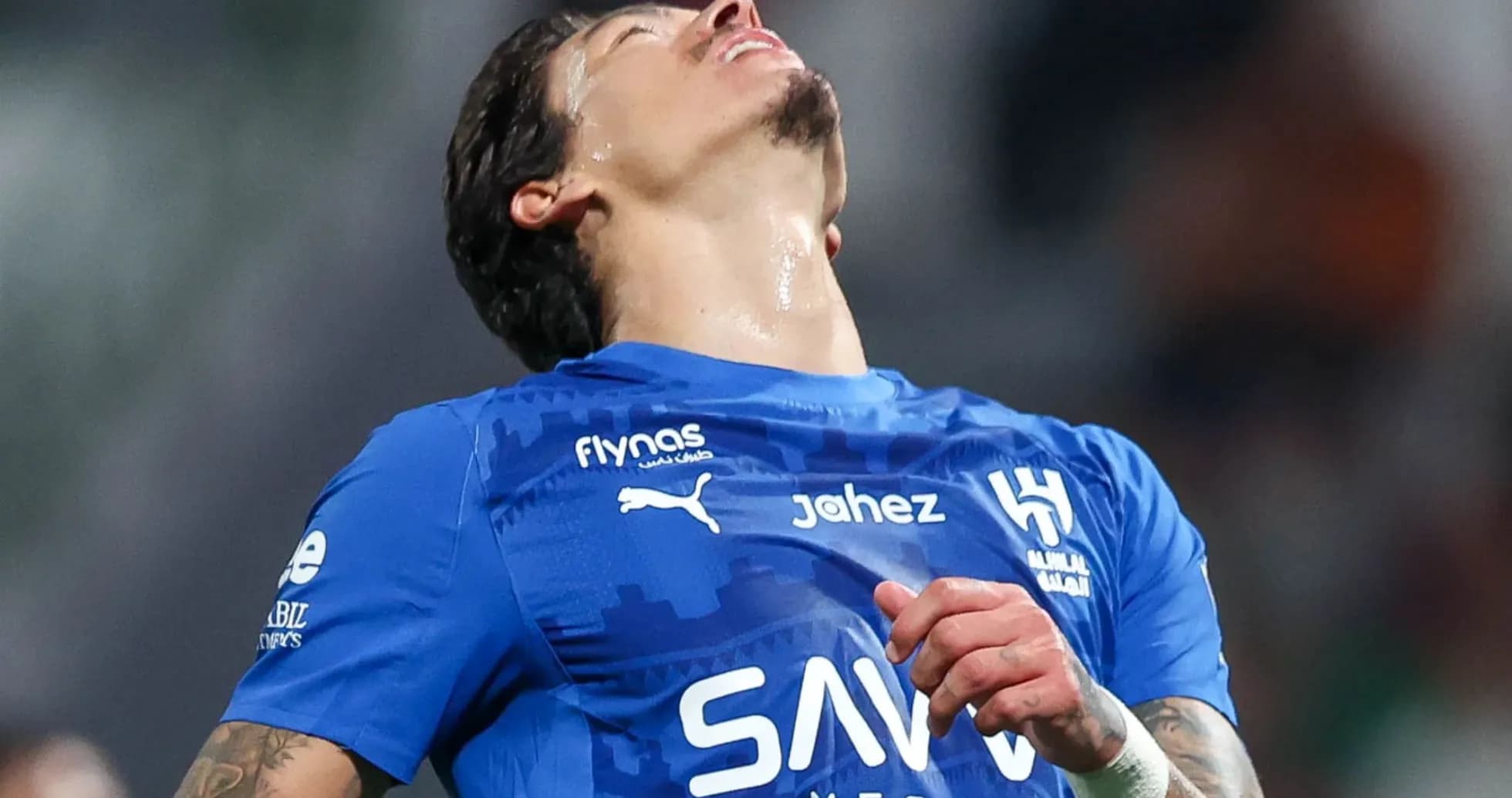 Jugador de fútbol con camiseta azul en acción