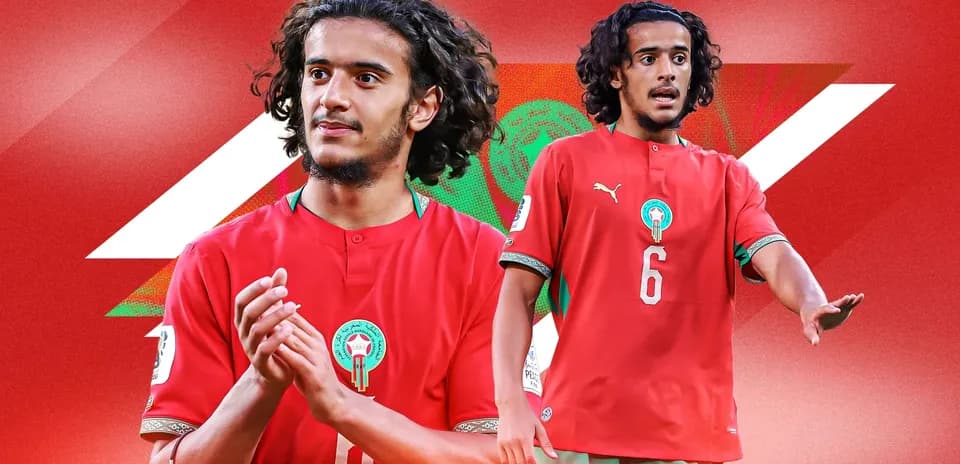 Jugador de Marruecos en camiseta roja durante el partido