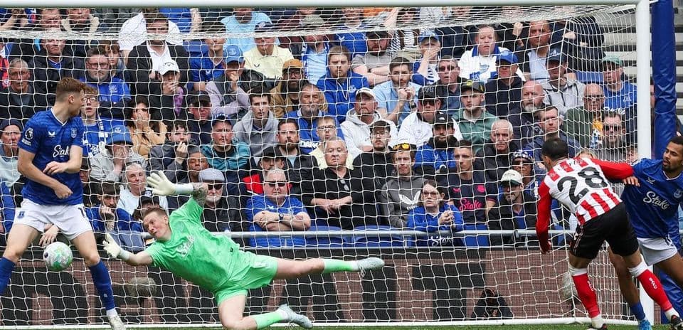 Un jugador de Sunderland lanzando un penalti