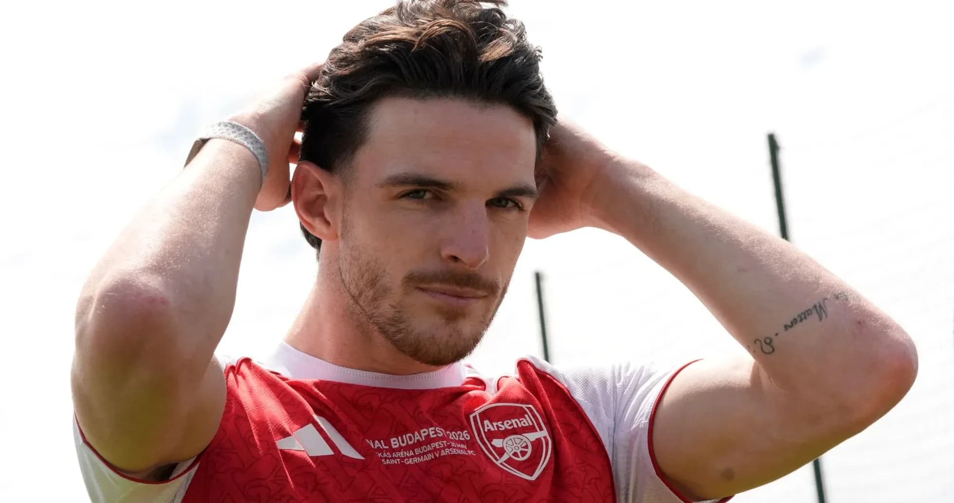 Jugador de Arsenal ajustando su cabello en el entrenamiento