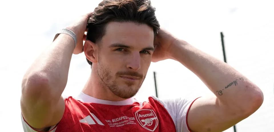 Jugador de Arsenal ajustando su cabello en el entrenamiento