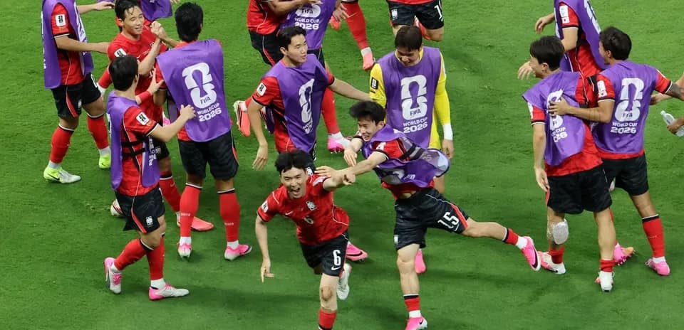 Jugadores de Corea del Sur celebrando en el campo