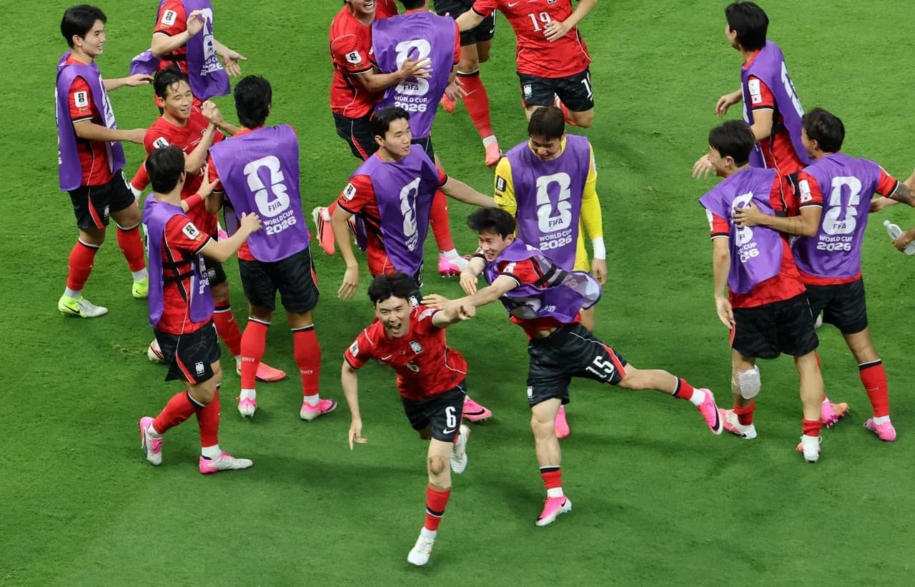 Jugadores de Corea del Sur celebrando en el campo