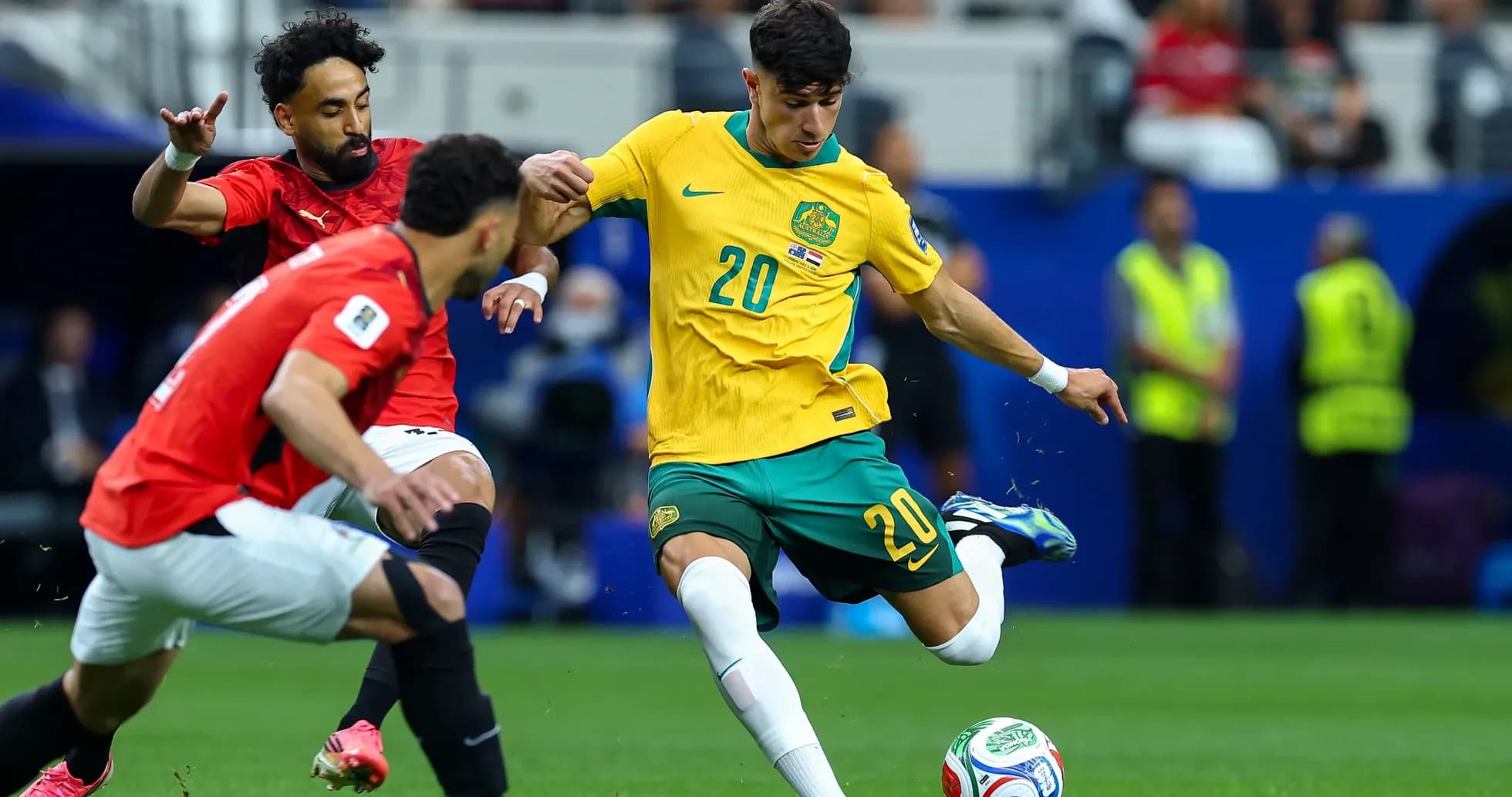 Jugador australiano chutando el balón contra Egipto
