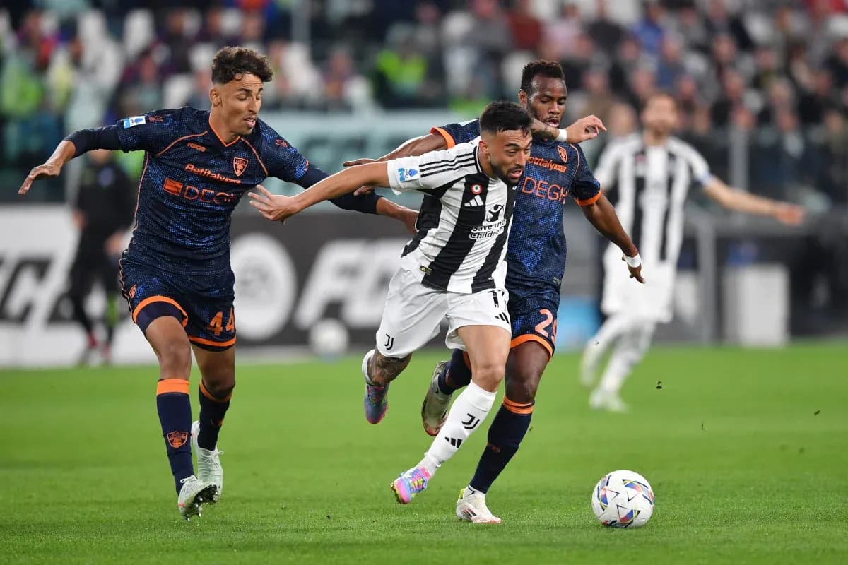 Jugador de Juventus driblando entre dos defensores