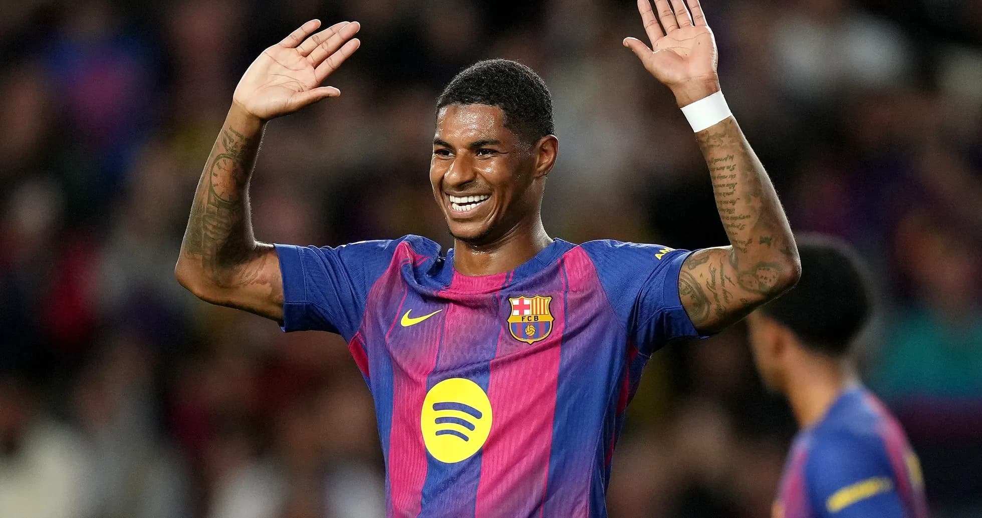 Jugador de Barcelona levantando las manos durante el partido