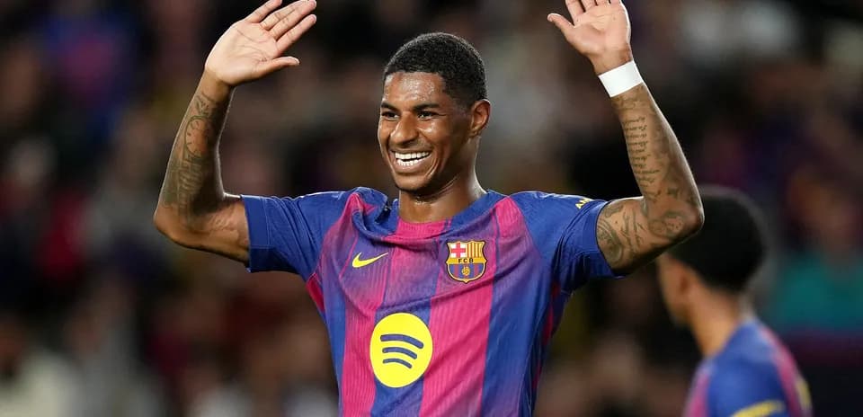 Jugador de Barcelona levantando las manos durante el partido