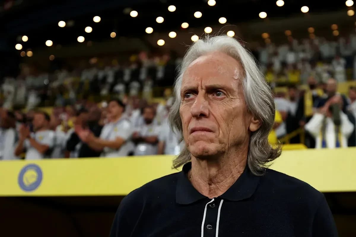 Entrenador observando el partido desde la tribuna