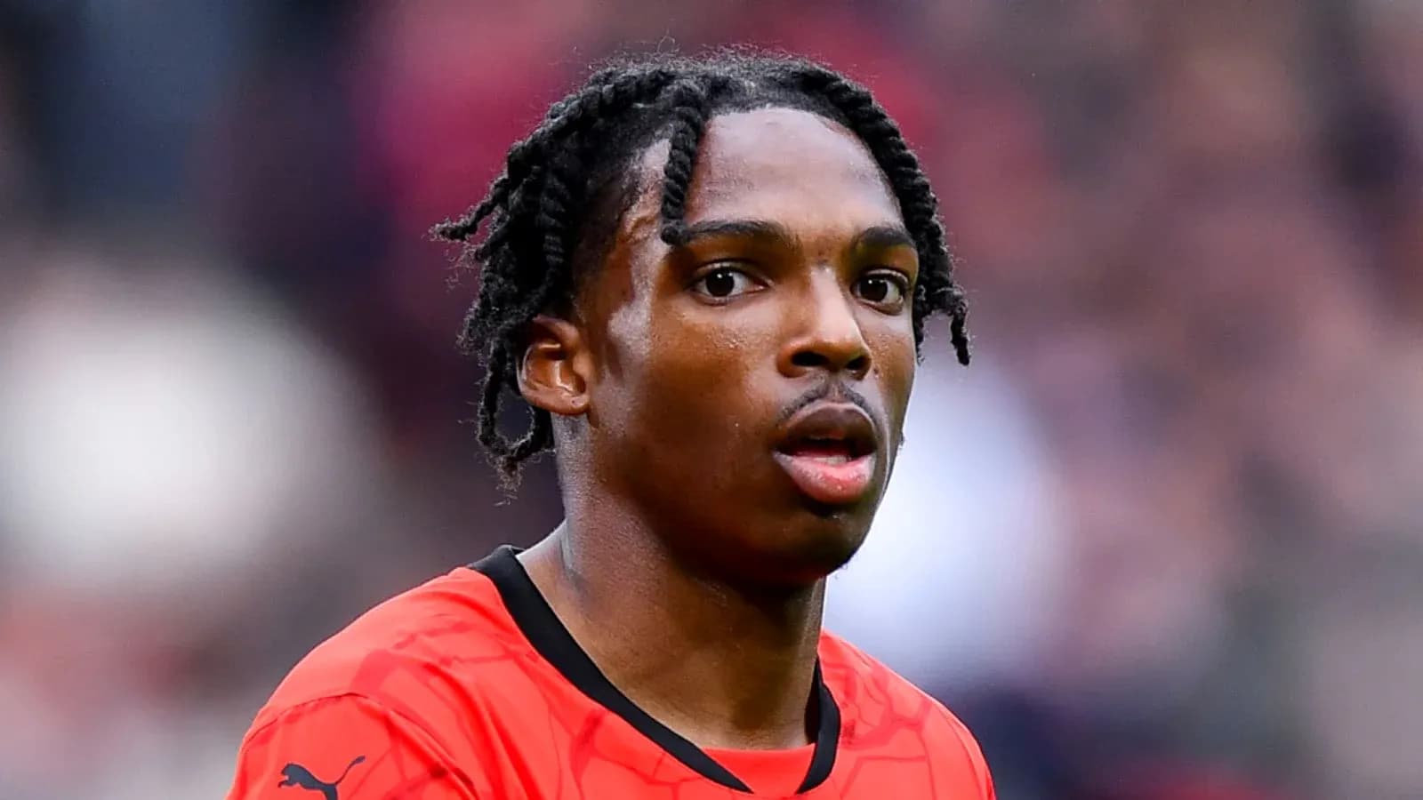 Jugador en uniforme rojo durante partido de fútbol