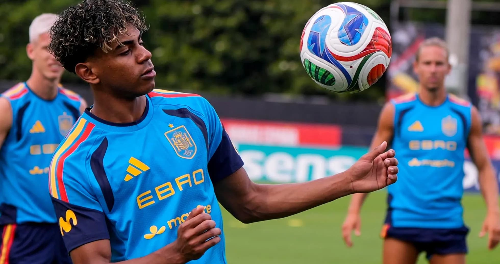 Jugador español entrenando con balón de fútbol