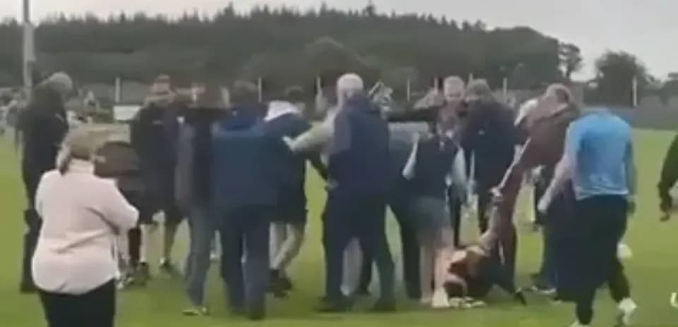 Multitud de personas en un campo de fútbol