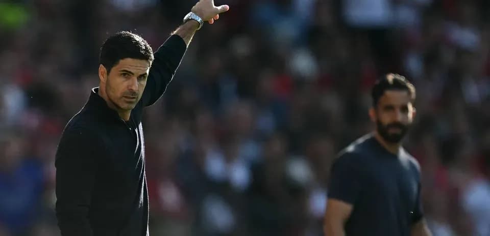 Entrenador señalando instrucciones durante el partido