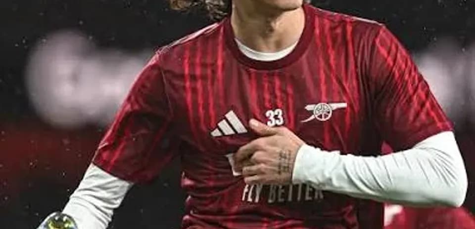 Jugador de Arsenal realizando un calentamiento en el campo