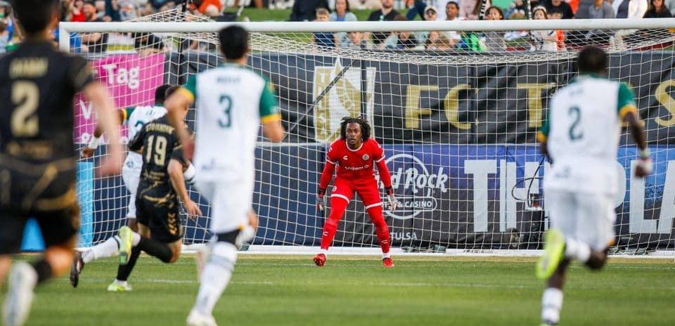 Portero preparado para detener un penalti