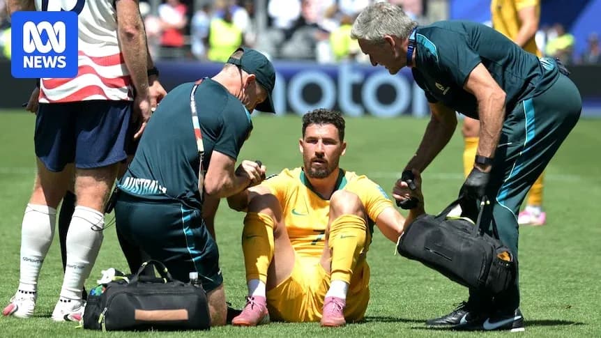 Jugador sentado siendo atendido por médicos en el campo