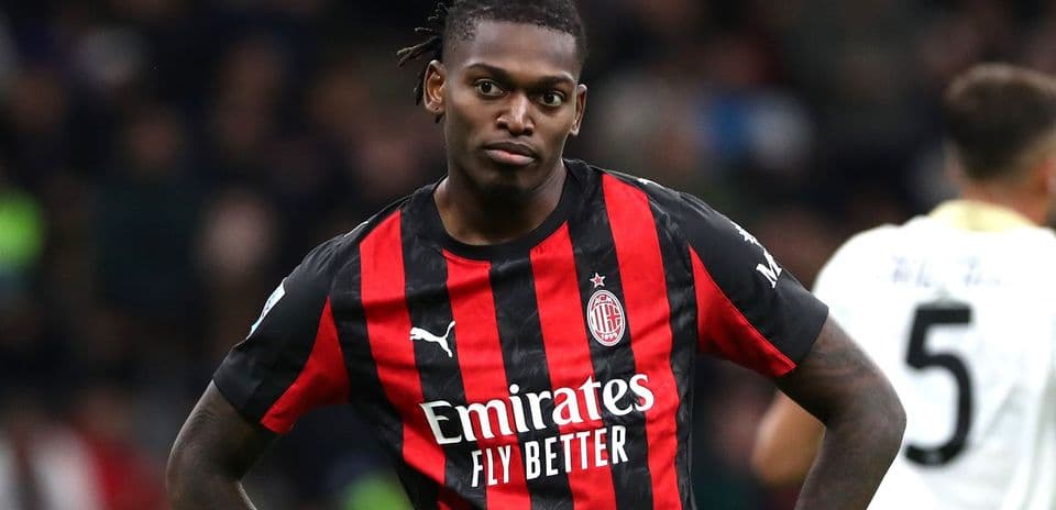 Jugador de AC Milan en acción durante el partido