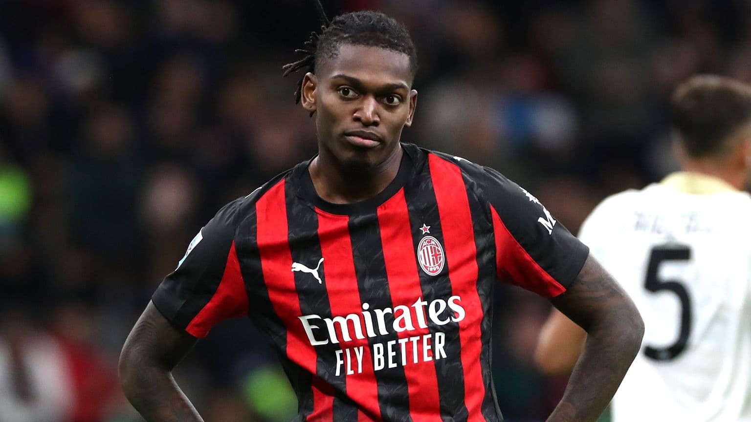 Jugador de AC Milan en acción durante el partido