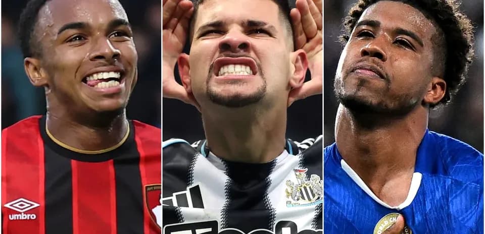 Tres jugadores de fútbol en retratos individuales