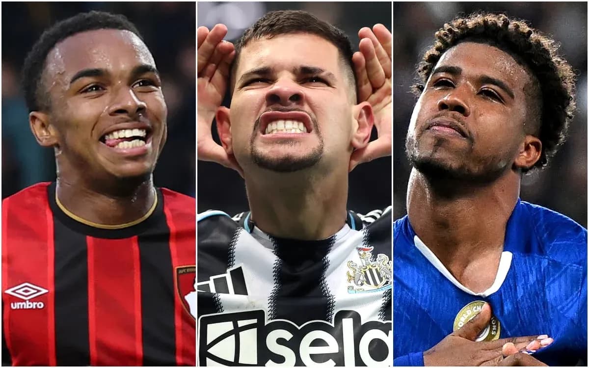 Tres jugadores de fútbol en retratos individuales