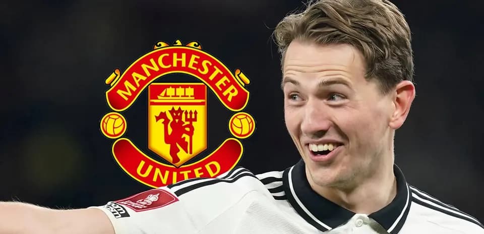 Jugador sonriente con logo de Manchester United