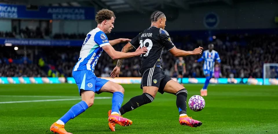 Jugador de Leeds driblando a oponente de Brighton