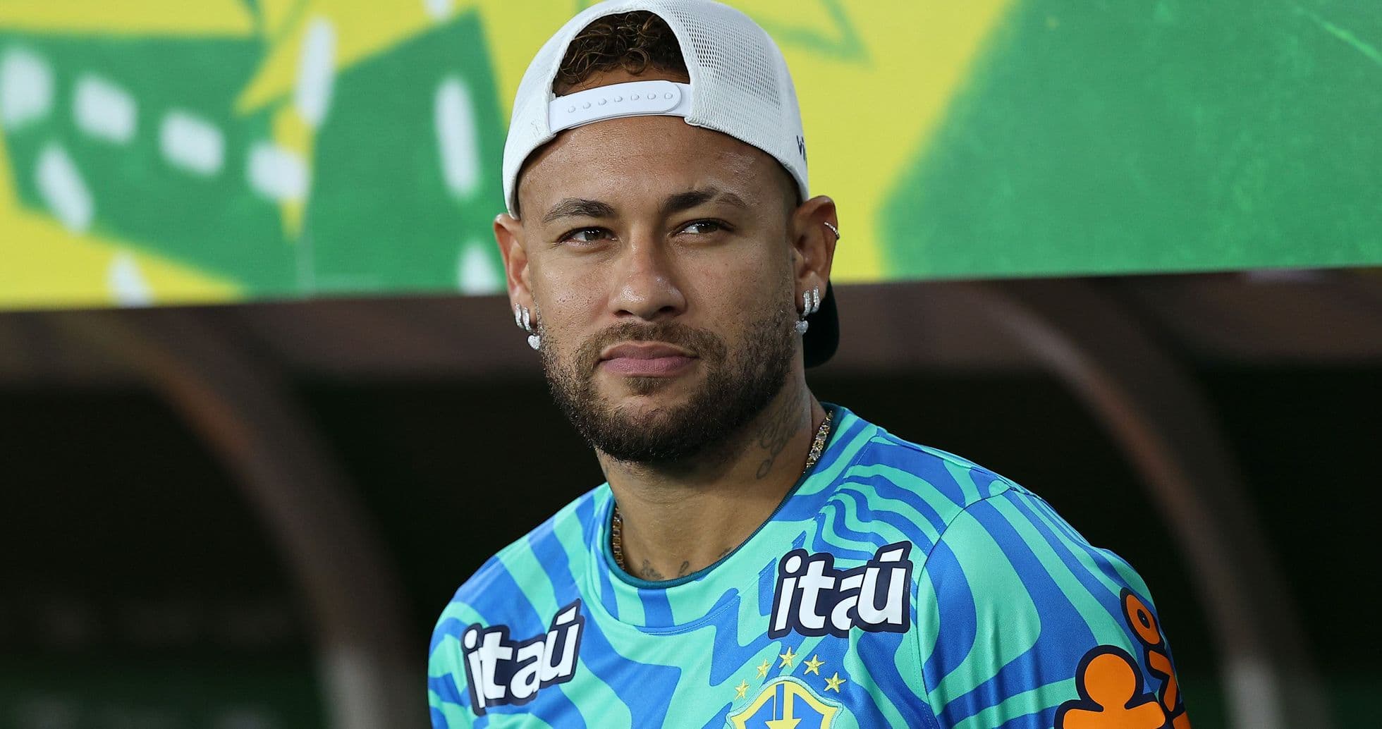 Jugador con camiseta de Brasil sentado en banquillo
