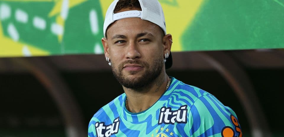 Jugador con camiseta de Brasil sentado en banquillo