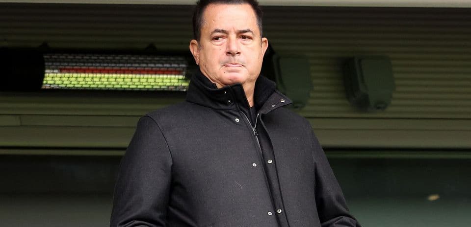 Hombre con abrigo oscuro en un estadio