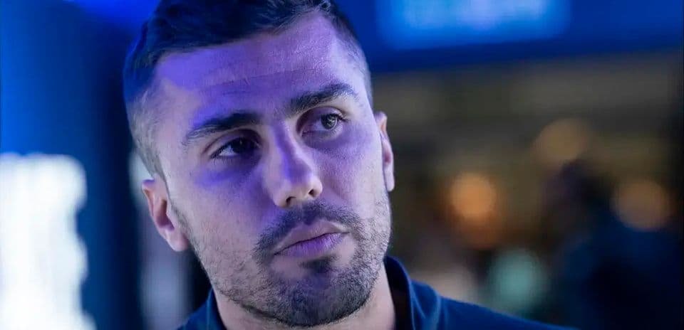 Jugador en un ambiente iluminado con luces azules