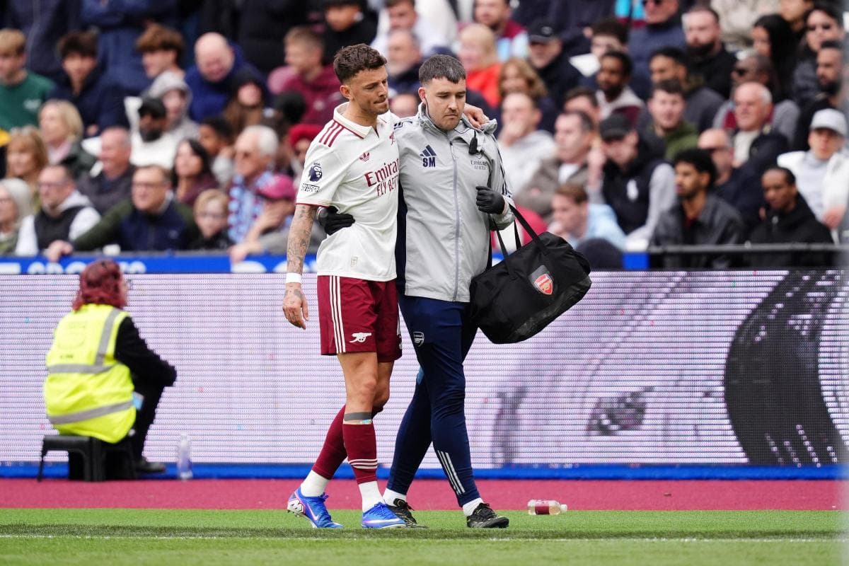 Jugador de Arsenal siendo asistido por el médico