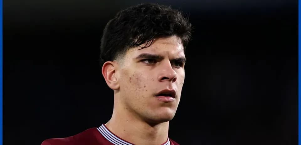 Jugador de fútbol con camiseta granate en el campo