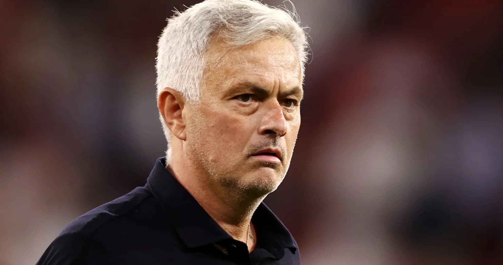Entrenador observando el partido desde la línea lateral