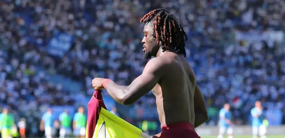 Jugador quitándose la camiseta en el campo de juego