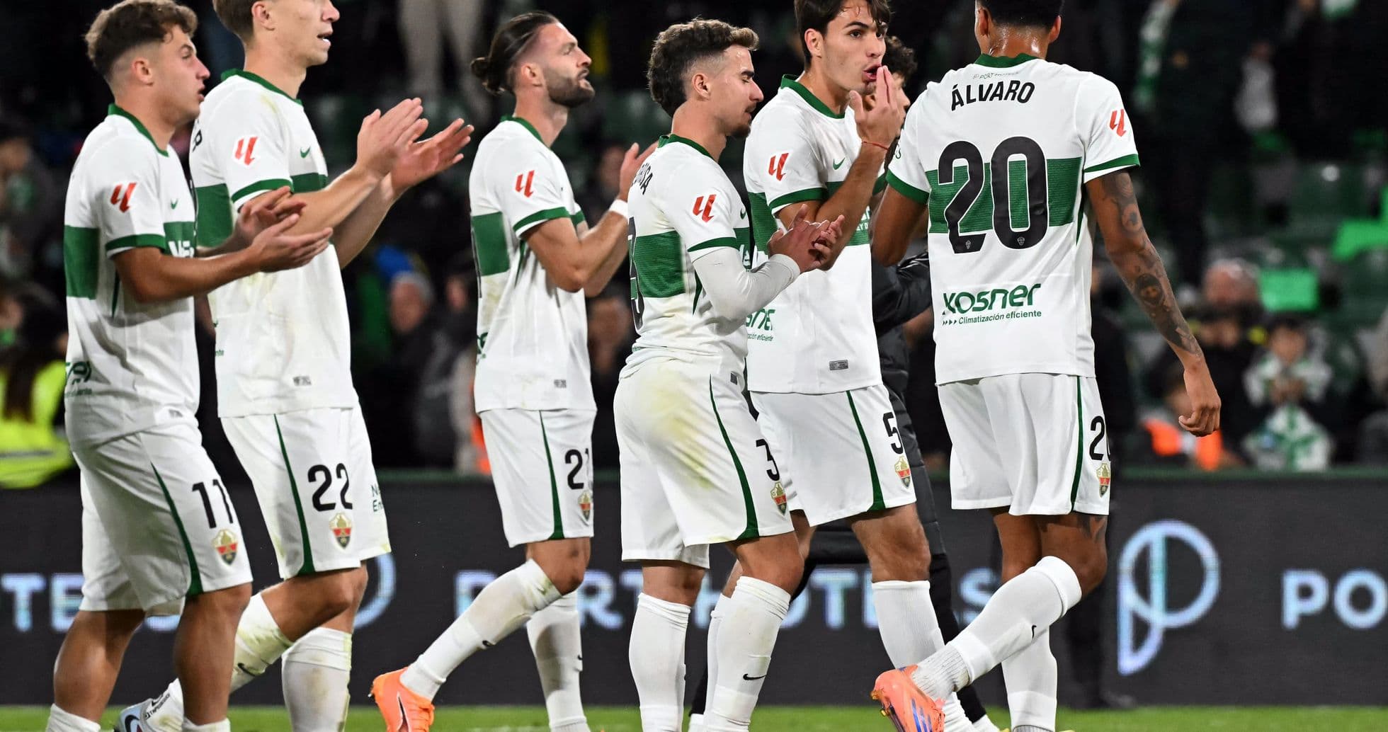Jugadores de Elche celebrando un gol