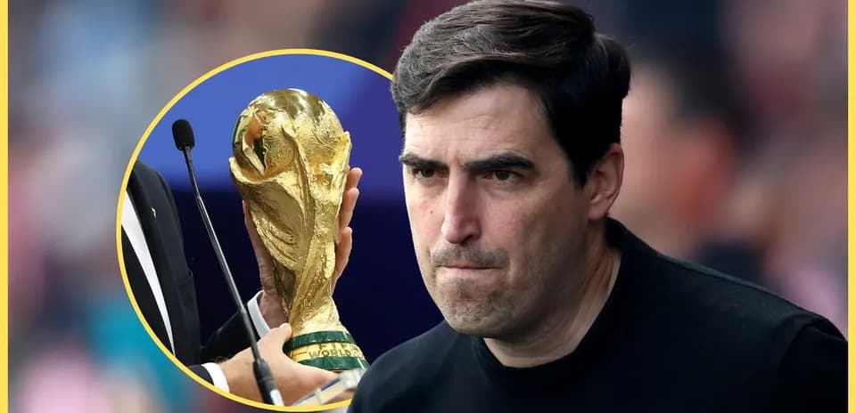 Entrenador mirando mientras se sostiene el trofeo mundial