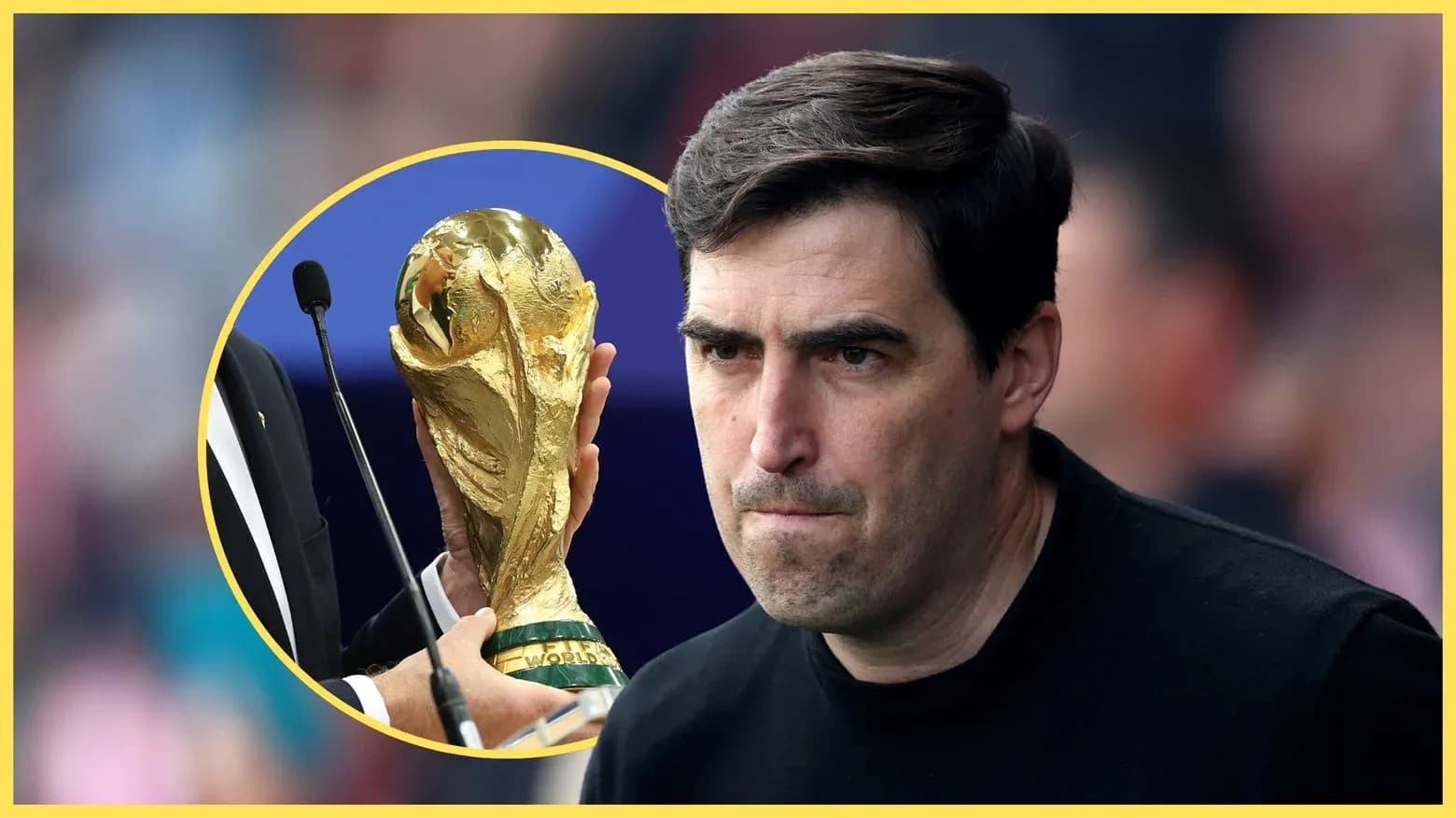 Entrenador mirando mientras se sostiene el trofeo mundial