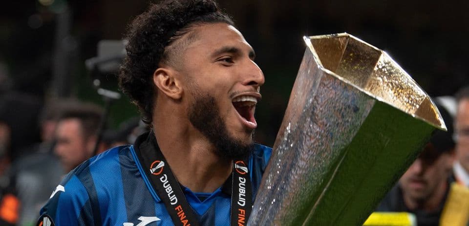 Jugador celebrando con trofeo de competición europea
