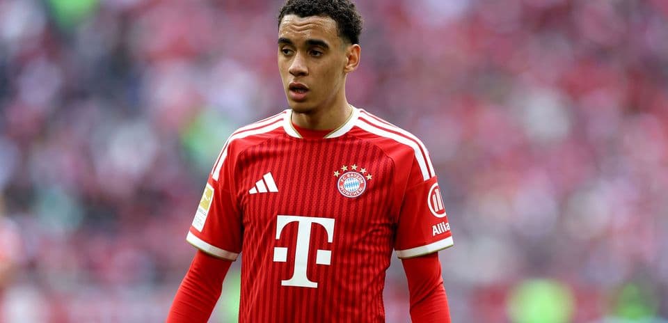 Jugador de Bayern Múnich en campo de fútbol