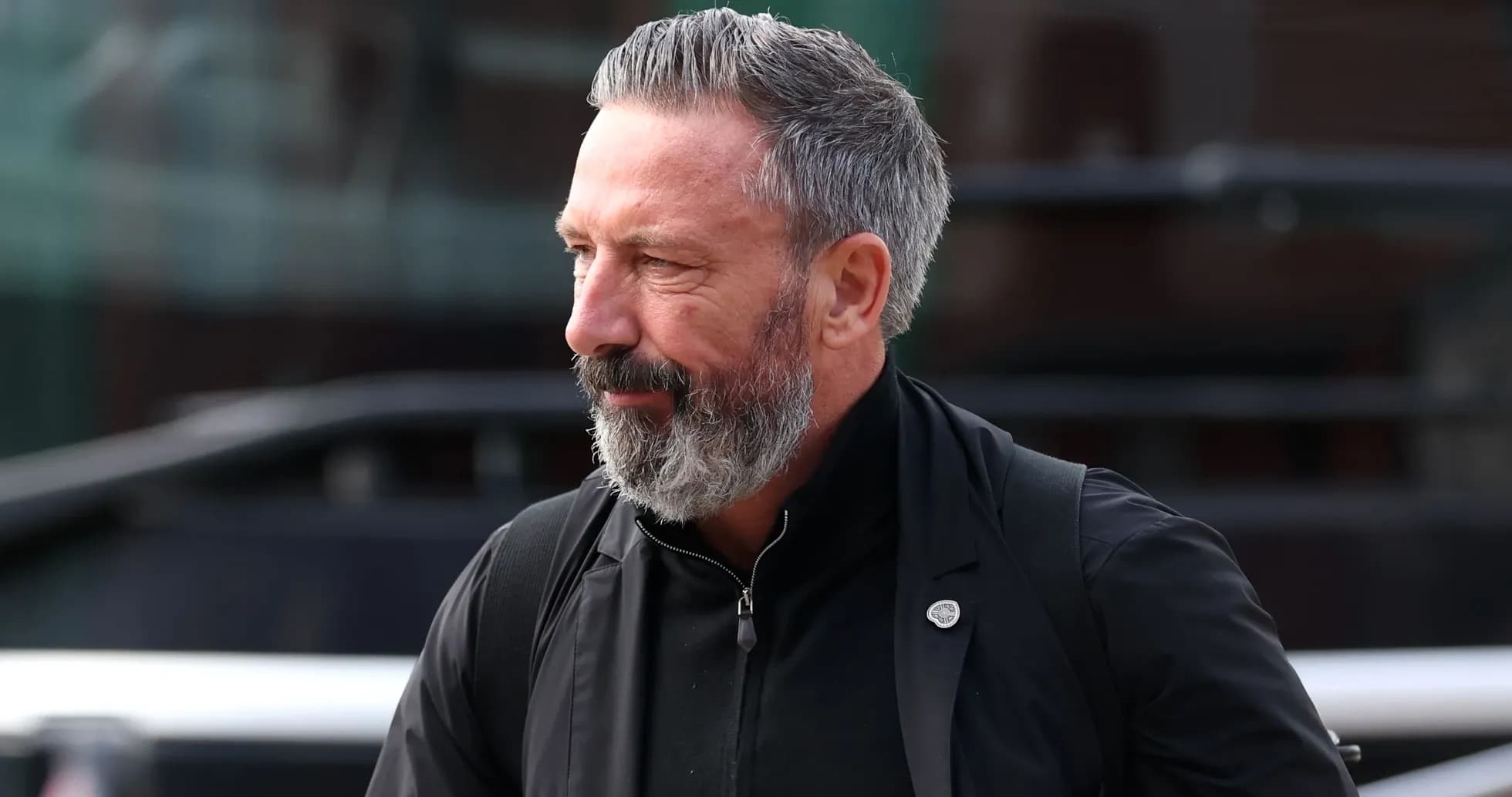 Hombre con barba y cabello canoso caminando