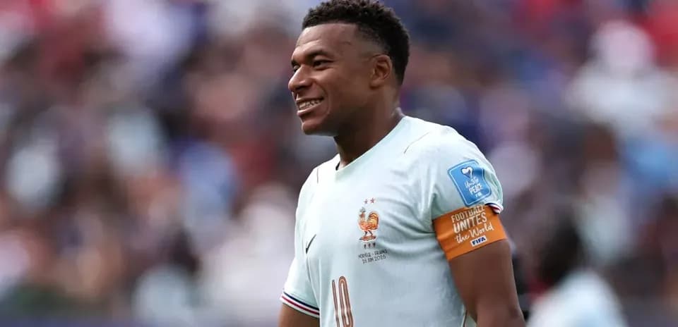 Jugador de Francia con el número 10 sonriendo