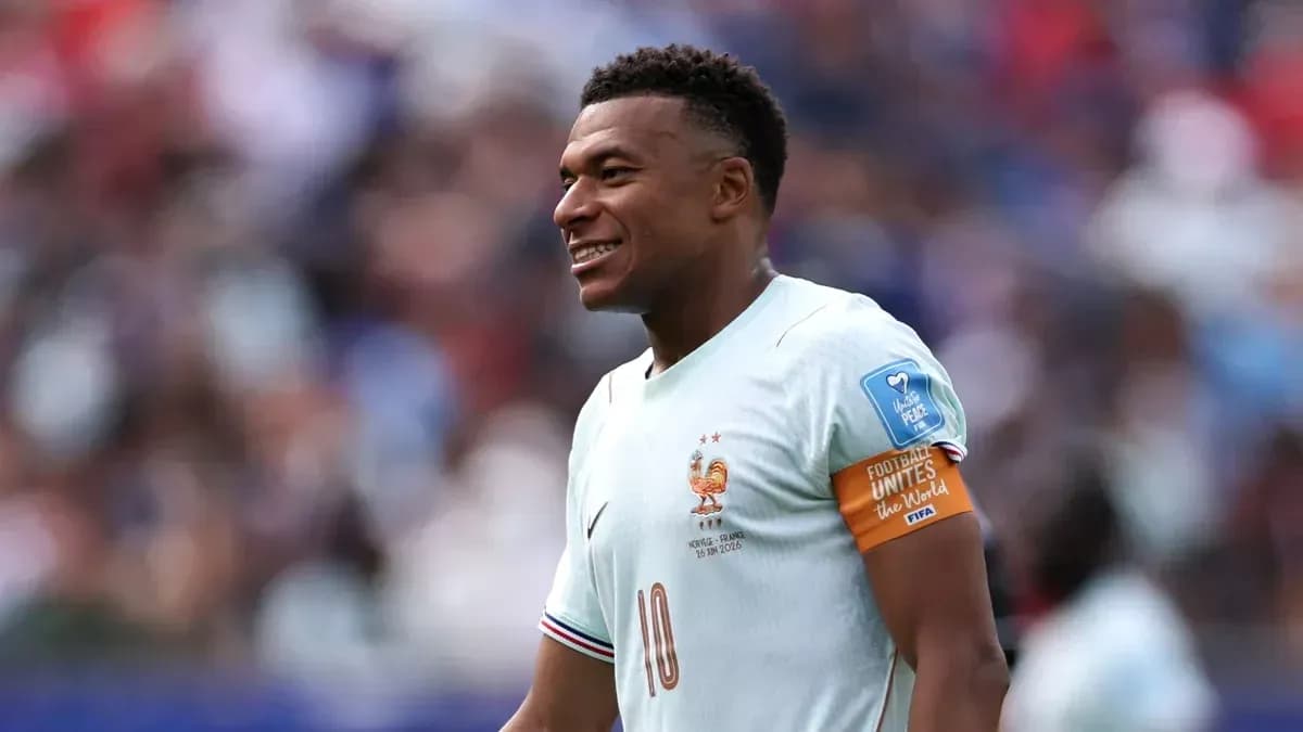 Jugador de Francia con el número 10 sonriendo