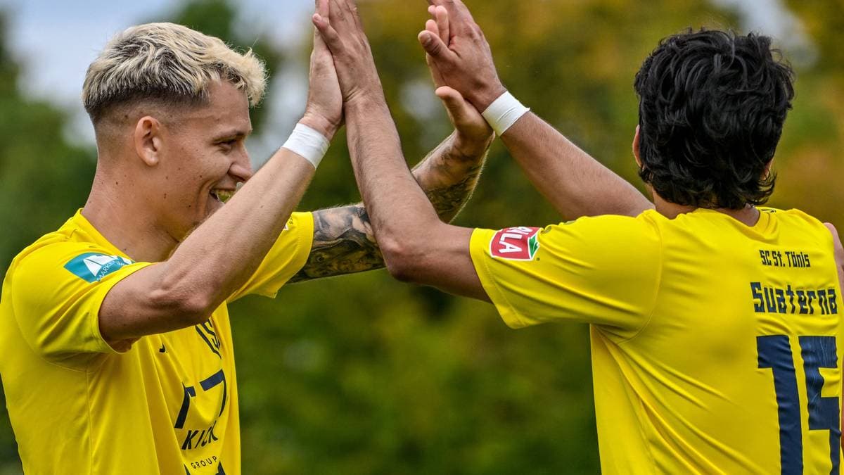 Jugadores de SC St. Tönis celebrando un gol