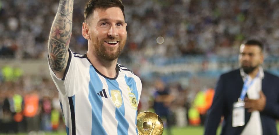 Jugador levantando el trofeo en el estadio